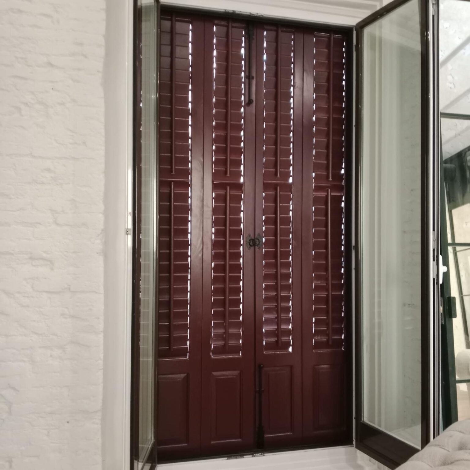 Puerta exterior instalada durante una reforma integral con trabajos de carpintería realizados por Reformas Noriega