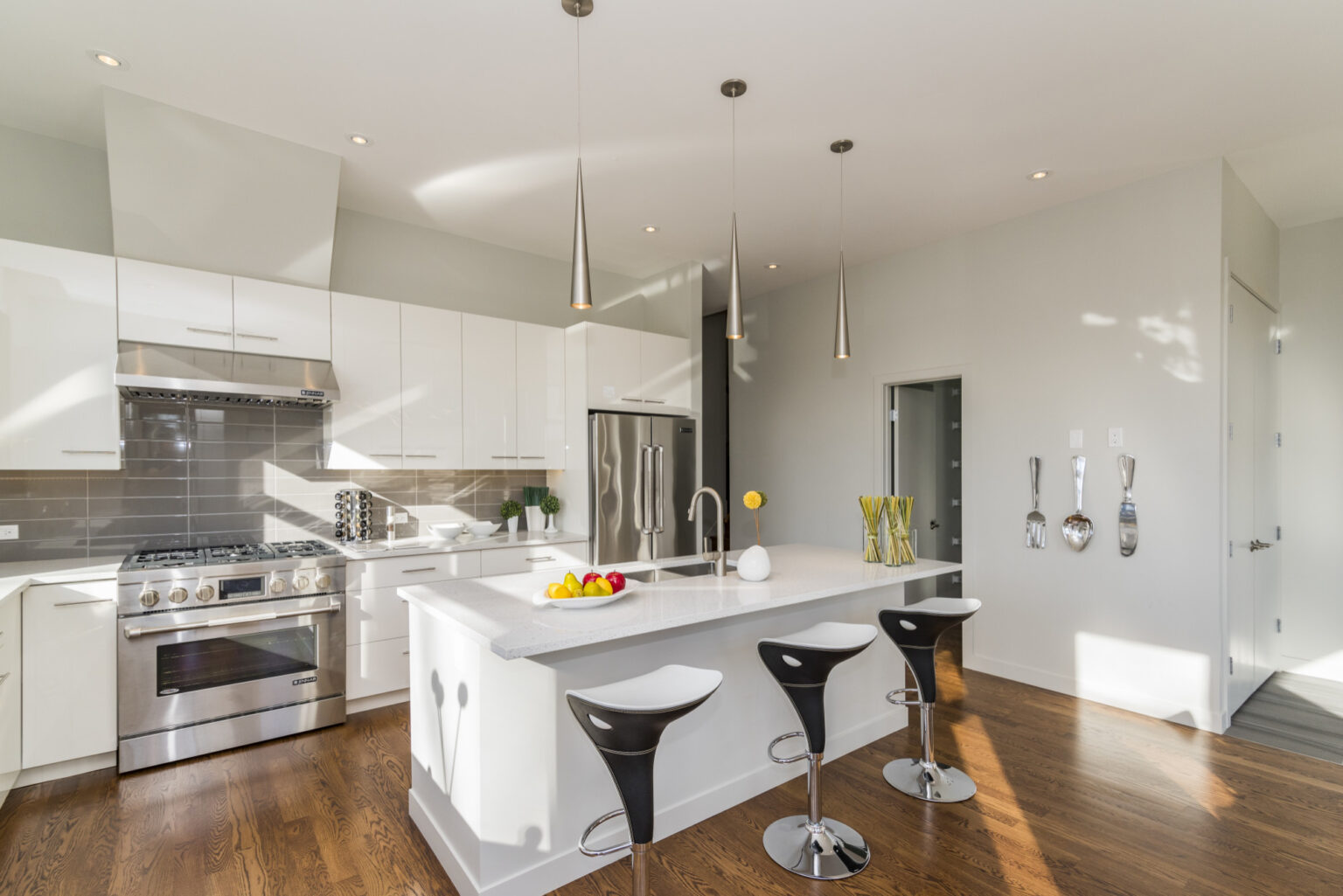 Cocina de diseño tras reforma integral con iluminación integrada y carpintería a medida por Reformas Noriega