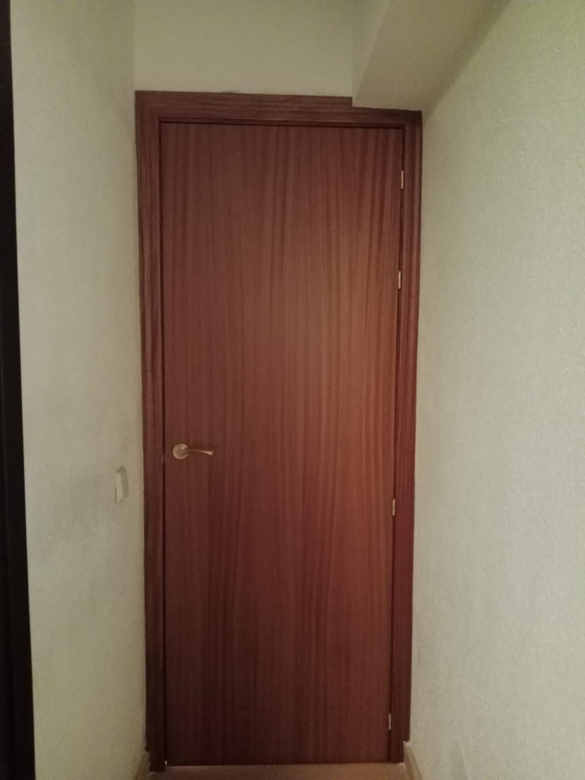 Puerta interior instalada durante una reforma integral con trabajos de carpintería realizados por Reformas Noriega