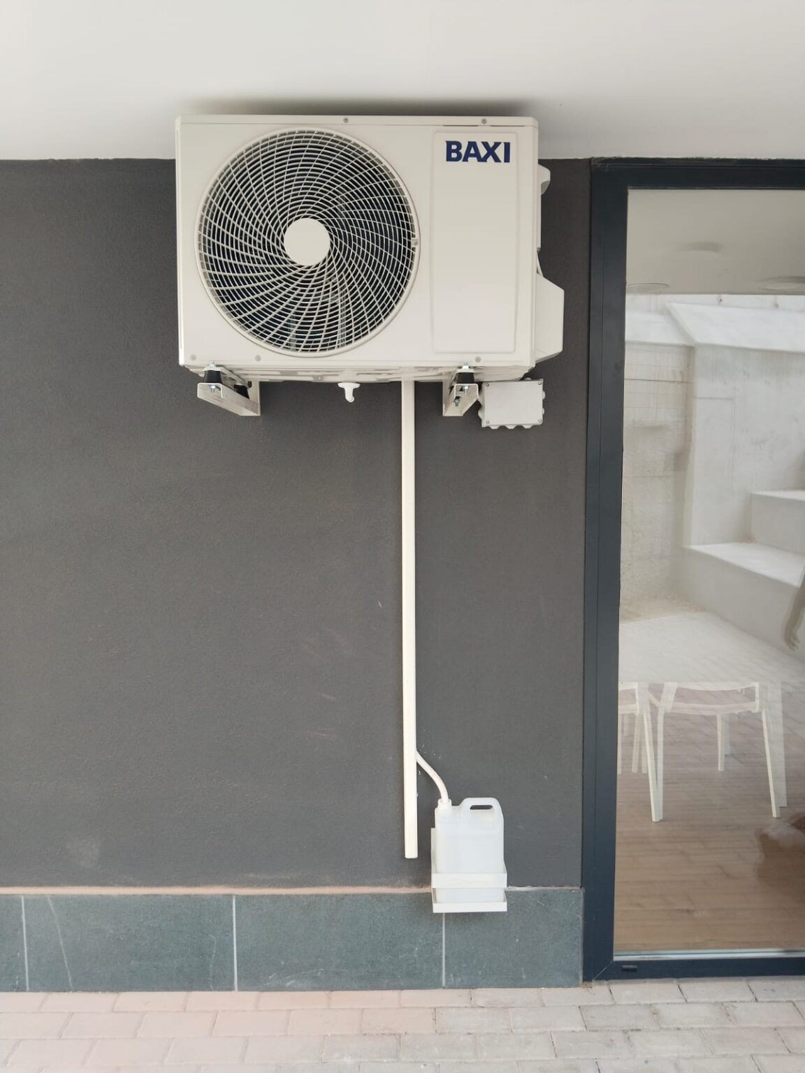 Detalle de instalación técnica realizada durante una reforma integral de vivienda por Reformas Noriega