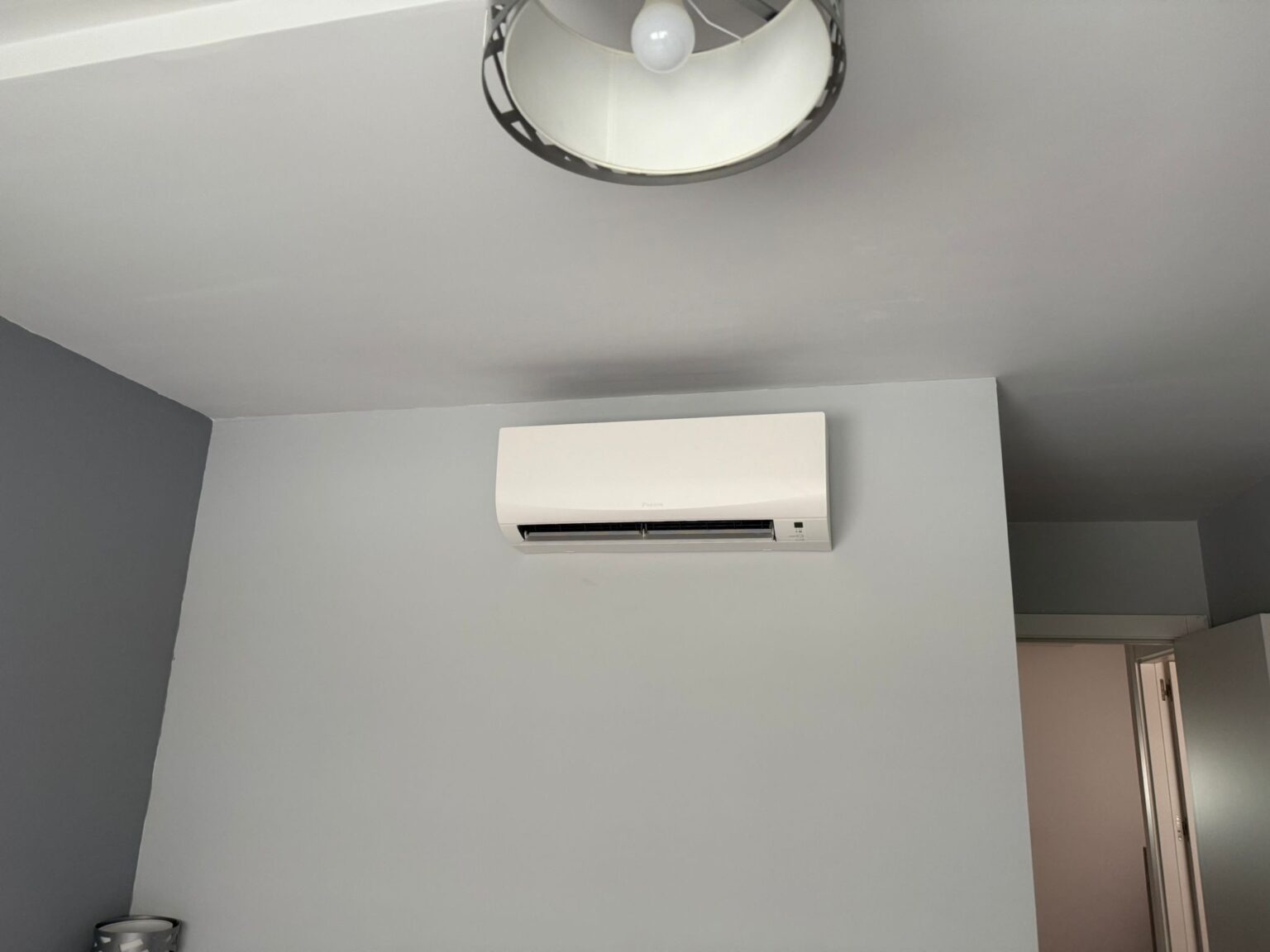 Aire acondicionado interior instalado tras una reforma integral de vivienda coordinada por Reformas Noriega