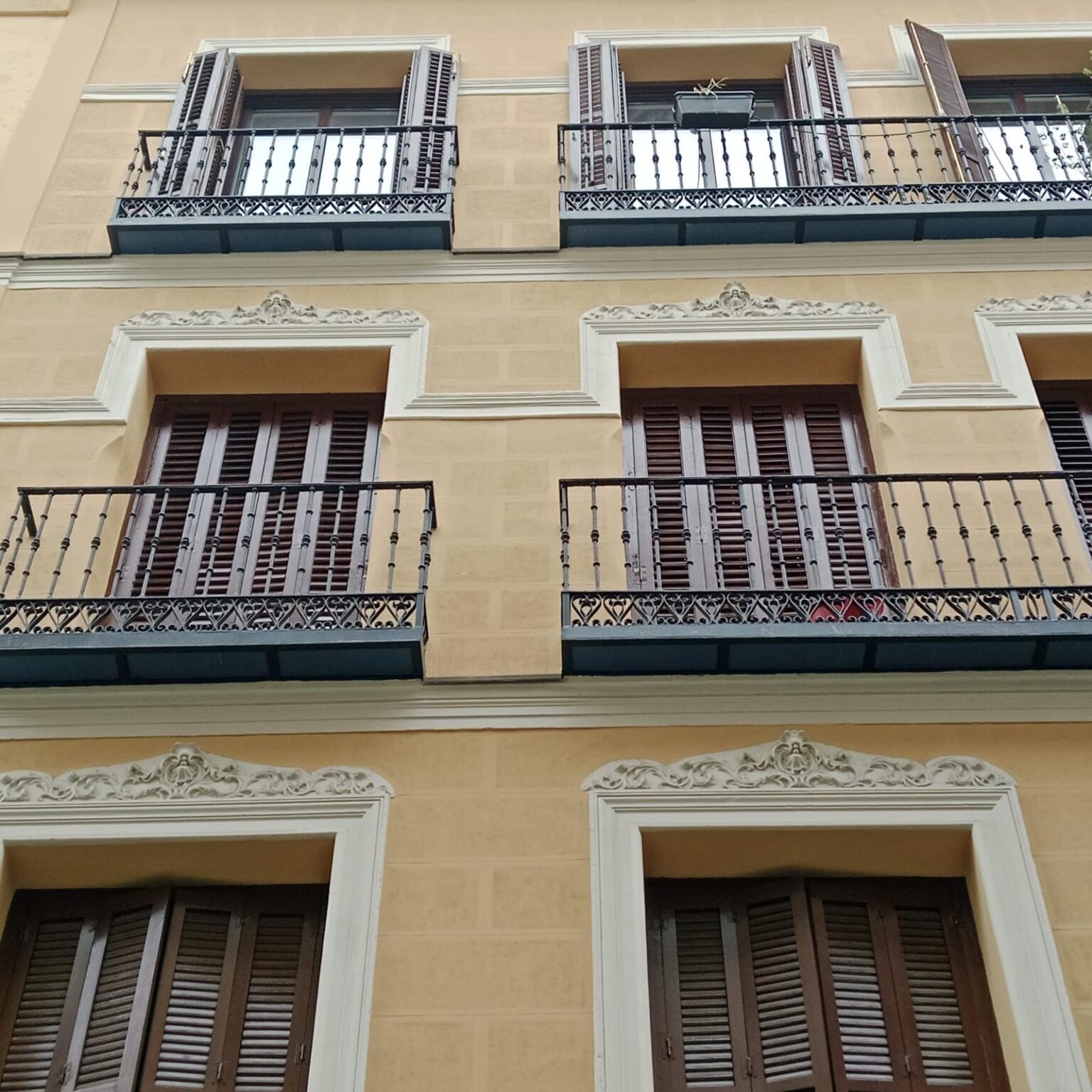 Fachada de edificio tras trabajos de rehabilitación incluidos en una reforma integral realizada por Reformas Noriega