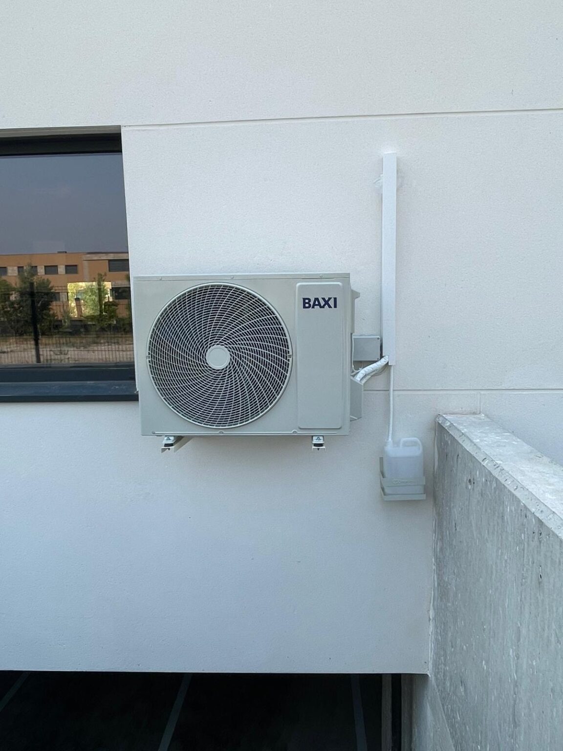 Unidad exterior de aire acondicionado instalada durante una reforma integral de vivienda coordinada por Reformas Noriega