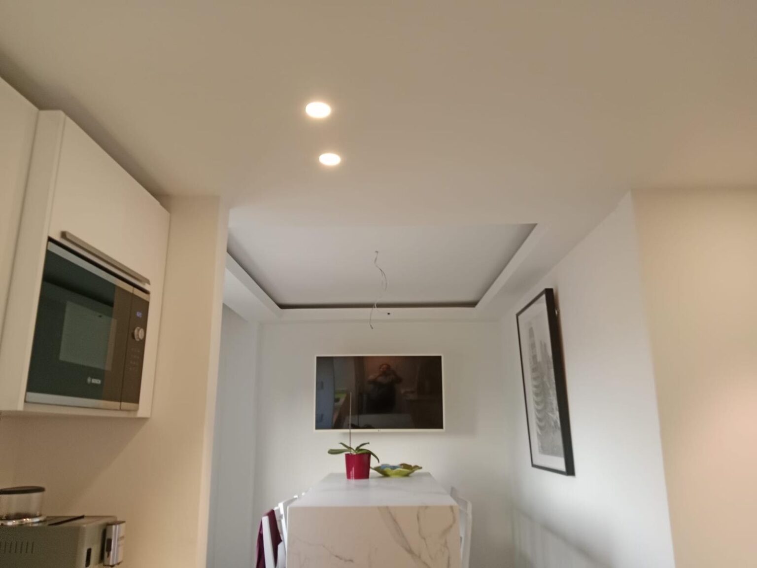 Salón tras reforma integral con iluminación empotrada y acabados modernos ejecutados por Reformas Noriega