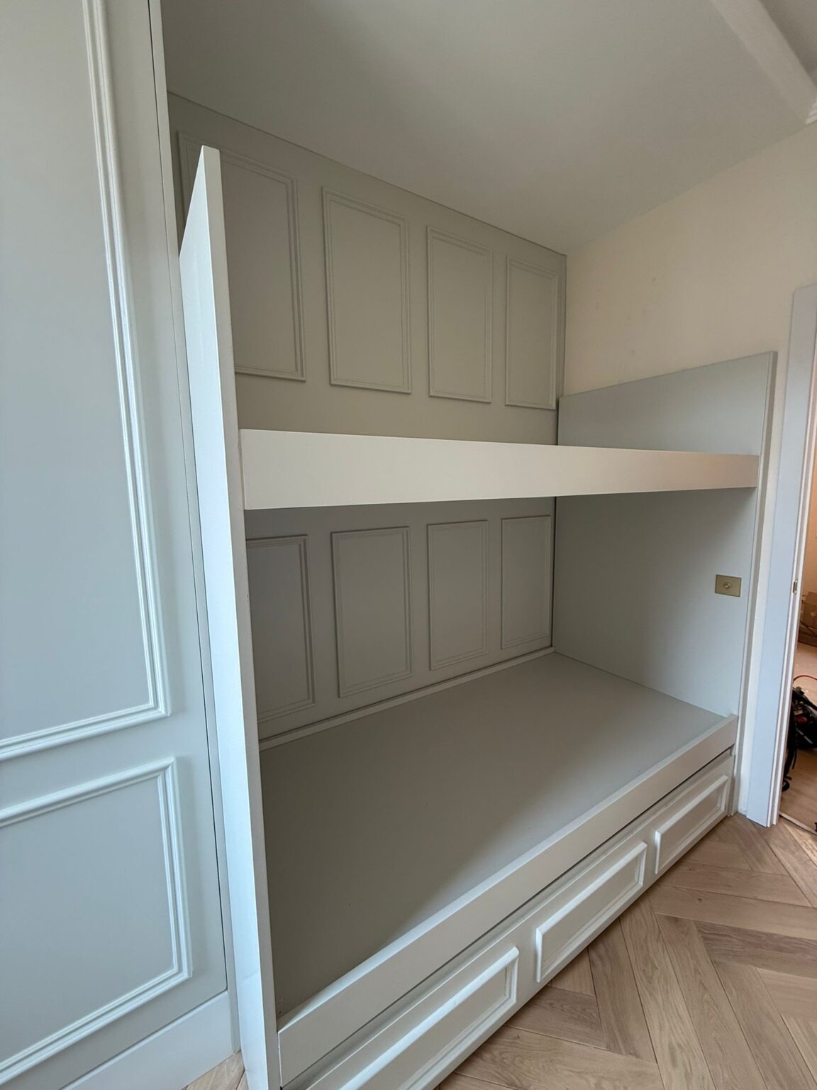 Mueble a medida integrado tras reforma integral de vivienda realizada por Reformas Noriega